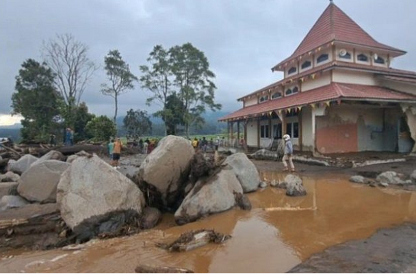 BNPB Ledakkan Batu Besar di Lereng Gunung Marapi Sumbar