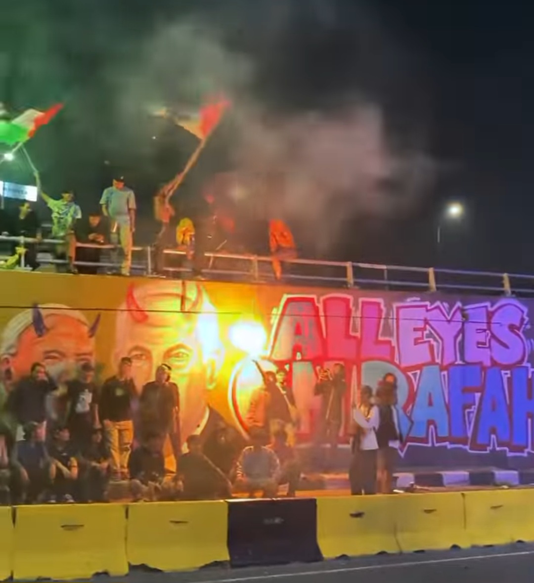 Mural “All Eyes On Rafah” Terpampang di Flyover Grogol