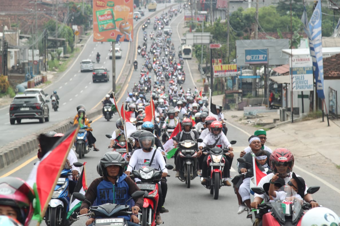 Warga Pesantren Al-Fatah Lampung Gelar Konvoi Kendaraan Bela Palestina