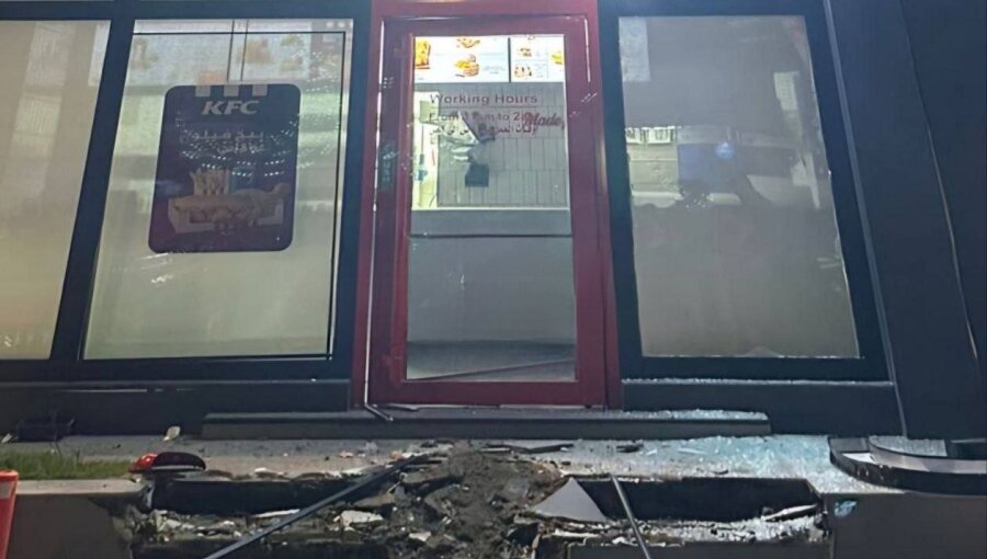 Puluhan Pemuda di Bagdad Serang Restoran Amerika KFC