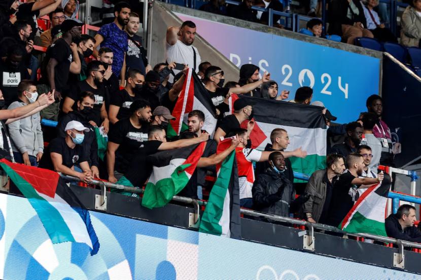 Timnas Israel Kalah dari Paraguay, Penonton Kibarkan Bendera Palestina