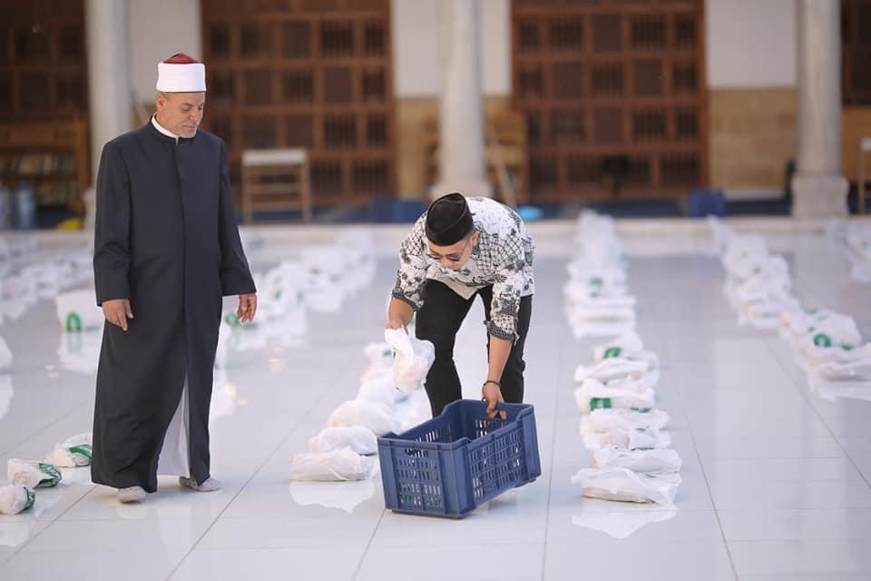 Mahasiswa Indonesia Dipercaya Masjid Al-Azhar Jadi Relawan Pembagian Takjil