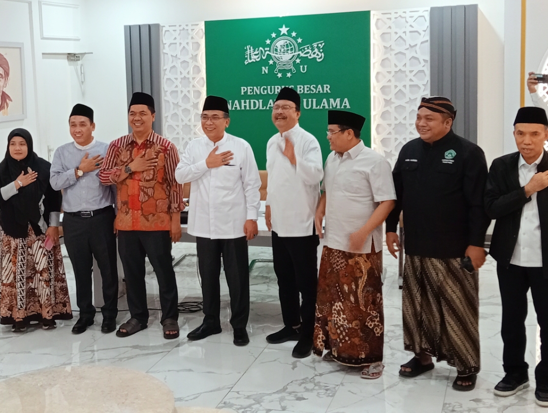 Ketum PBNU Yahya Cholil Staquf dan Jajarannya usai konferensi pers di Gedung PBNU, Jakarta, Selasa (16/7/2024) (foto: Sajadi/MINA)