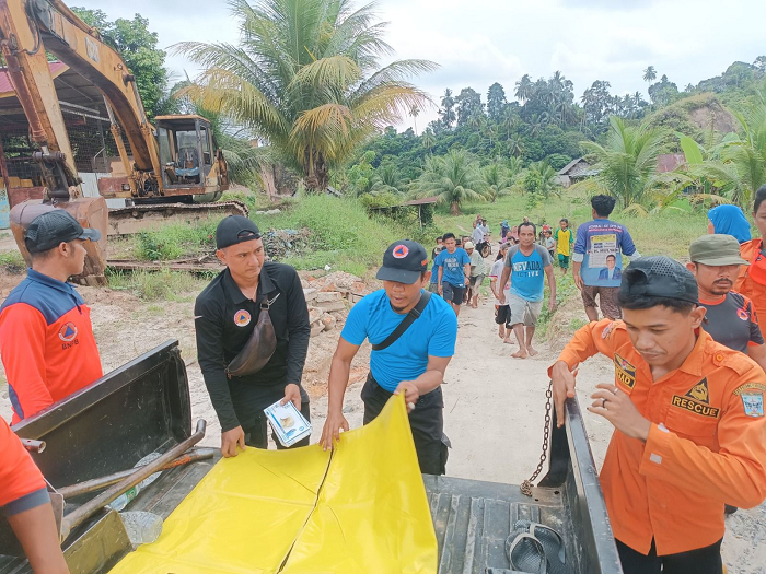 BPBD dan Tim SAR Gabungan Evakuasi Korban Longsor Padang Pariaman