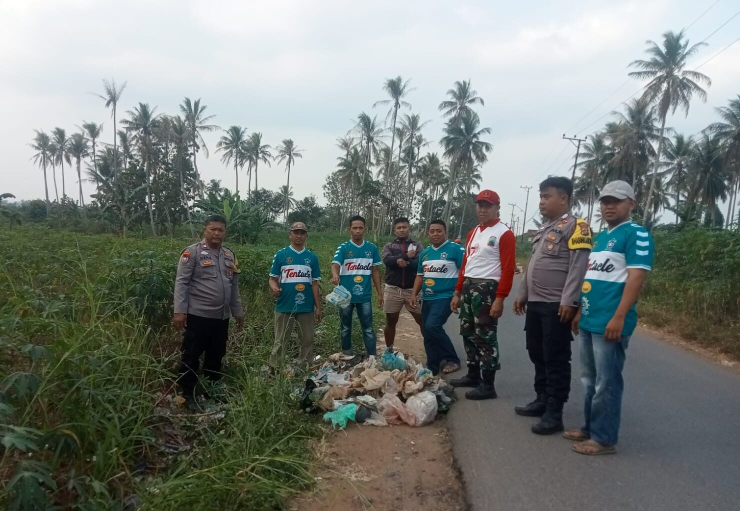 Komunitas Pemuda Negararatu Legend FC Peduli Kebersihan Lingkungan