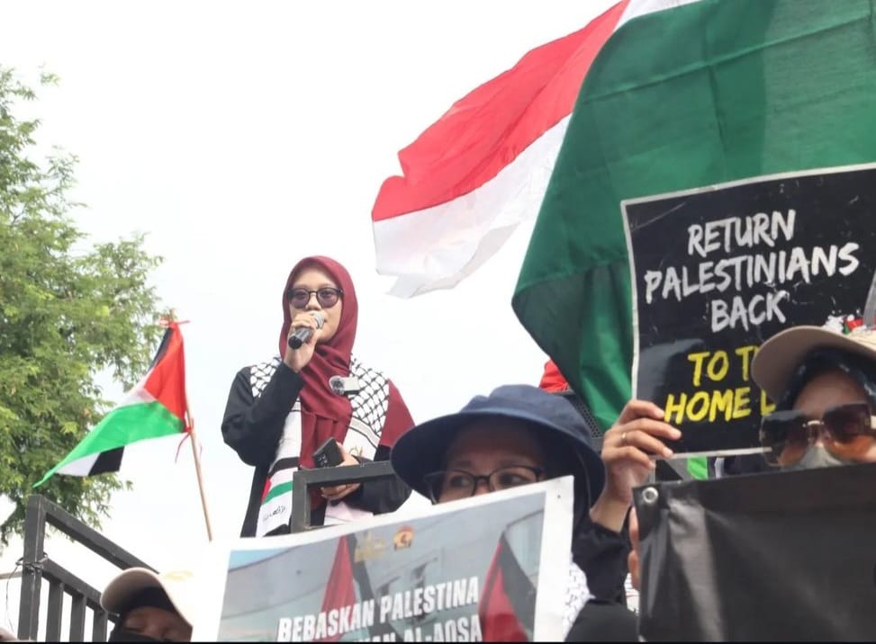 Arina Islami, wartawan MINA dan relawan Aqsa Working Group berorasi dalam aksi solidaritas Palestina peringatan 76 tahun Nakba di depan gedung Kedubes AS, Jakarta pada 17 Mei 2024. (Foto: AWG)